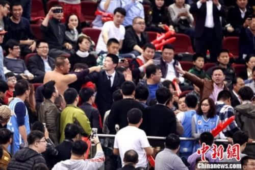  罗马球迷赛前爆冲突，安保全面升级应对  