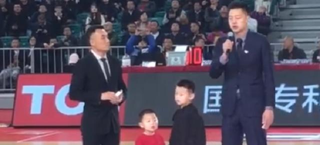  球星退役仪式温情落幕泪洒球场  